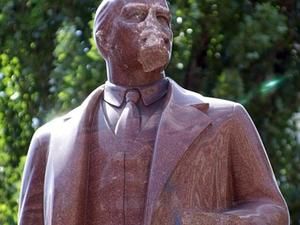 Студента, який пошкодив пам’ятник Леніну, виключили з КПІ Студента, який пошкодив пам’ятник Леніну, виключили з КПІ