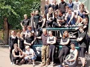 У звичайний "Бобик" запхались 32 людини — новий рекорд У звичайний "Бобик" запхались 32 людини — новий рекорд