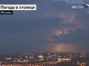 Негода і вітер повалили у Москві більше 700 дерев Негода і вітер повалили у Москві більше 700 дерев
