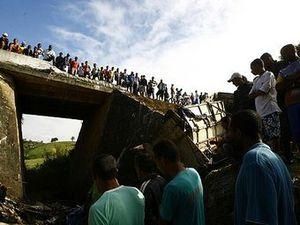 В Бразилії розбилася вантажівка із школярами В Бразилії розбилася вантажівка із школярами