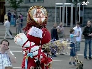 Наші майстри створили найбільшу ляльку-мотанку у світі Наші майстри створили найбільшу ляльку-мотанку у світі