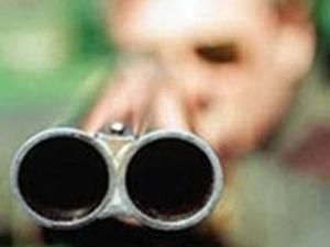 У Криму психічно неврівноважений стріляв по міліціонерам і вбив сусіда У Криму психічно неврівноважений стріляв по міліціонерам і вбив сусіда