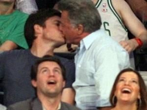 Дастін Хоффман поцілував чоловіка Дастін Хоффман поцілував чоловіка