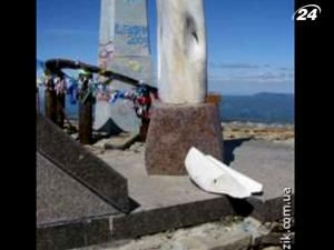 Вандали понівечили Герб України на Говерлі Вандали понівечили Герб України на Говерлі