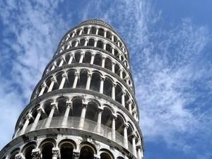 Жінка стрибнула з Пізанської вежі Жінка стрибнула з Пізанської вежі