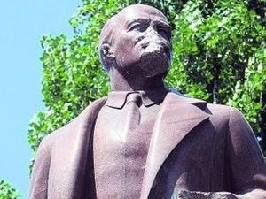 Студента, який пошкодив пам’ятник Леніну не виключатимуть з КПІ Студента, який пошкодив пам’ятник Леніну не виключатимуть з КПІ
