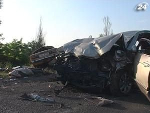 6 людей загинули внаслідок лобового зіткнення автівок на Донеччині 6 людей загинули внаслідок лобового зіткнення автівок на Донеччині