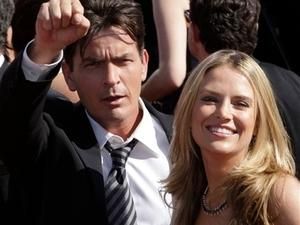 Слухання у справі про напад Чарлі Шина на дружину відклали Слухання у справі про напад Чарлі Шина на дружину відклали