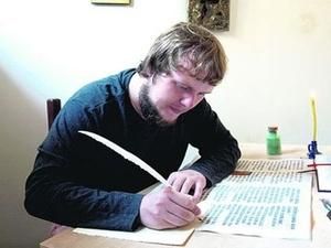 Українець за 4 роки від руки переписав Святе Письмо Українець за 4 роки від руки переписав Святе Письмо