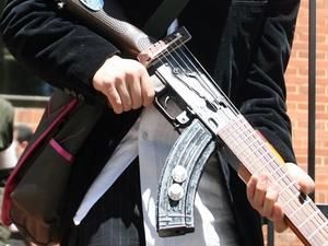 У центрі Києва затримали трьох чоловіків з автоматами Калашникова У центрі Києва затримали трьох чоловіків з автоматами Калашникова