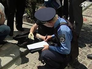 У Києві затримали трьох молодиків, озброєних автоматами У Києві затримали трьох молодиків, озброєних автоматами