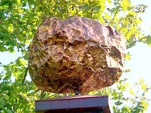 Ворота ресторану Бруно прикрашені золотим трюфелем Ворота ресторану Бруно прикрашені золотим трюфелем