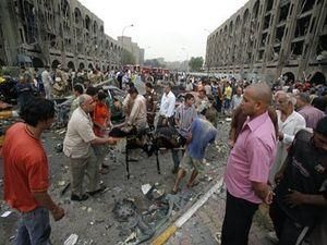 В Іраку натовп підпалив будинки терористів В Іраку натовп підпалив будинки терористів