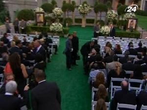 Шанувальникам дозволять прийти на могилу Майкла Джексона Шанувальникам дозволять прийти на могилу Майкла Джексона