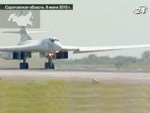 Два стратегічні бомбардувальники Ту-160 встановили рекорд на дальність польоту Два стратегічні бомбардувальники Ту-160 встановили рекорд на дальність польоту