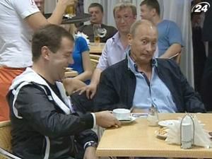 Медвєдєв та Путін втрачають довіру росіян