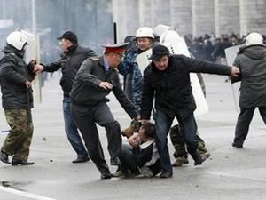 Внаслідок заворушень в Киргизії загинули 23 людини Внаслідок заворушень в Киргизії загинули 23 людини