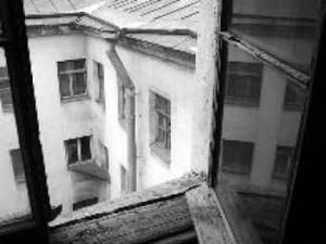 На Харківщині однорічна дівчинка випала з третього поверху На Харківщині однорічна дівчинка випала з третього поверху