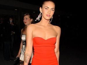 У новому фільмі Меган Фокс весь час бігає в панчохах і з сокирою У новому фільмі Меган Фокс весь час бігає в панчохах і з сокирою