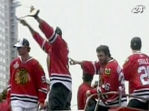 2 млн. фанів вийшли на вулиці, аби привітати "Чикаго Блек Хоукс" 2 млн. фанів вийшли на вулиці, аби привітати "Чикаго Блек Хоукс"