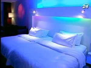 У готелі "Нордік Лайт", у центрі Стокгольма, світло - головний елемент дизайну У готелі "Нордік Лайт", у центрі Стокгольма, світло - головний елемент дизайну