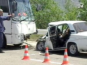 У Криму маршрутка з 30 пасажирів лоб в лоб зіткнулася з легковиком