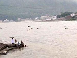 В результаті аварії парому в Індії загинули 12 людей В результаті аварії парому в Індії загинули 12 людей