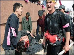 У Киргизстані стихла стрілянина, але мародери порушують спокій У Киргизстані стихла стрілянина, але мародери порушують спокій