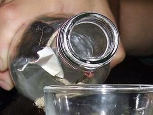 На Полтавщині чоловік випив горілки, убив двох людей і повісився На Полтавщині чоловік випив горілки, убив двох людей і повісився