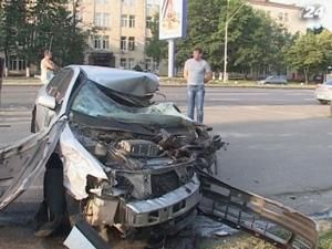 У Києві автомобіль збив зупинку громадського транспорту