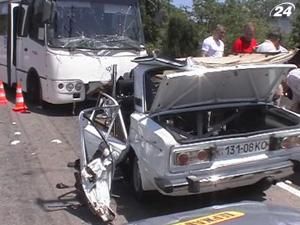 У Криму маршрутка зіткнулася з легковиком: загинули 4 людини У Криму маршрутка зіткнулася з легковиком: загинули 4 людини