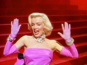 Рожеву сукню Мерілін Монро продали за 320 тис. дол Рожеву сукню Мерілін Монро продали за 320 тис. дол