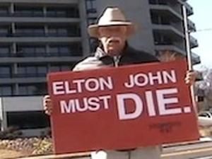 З людини, яка бажала смерті Елтону Джону, зняли обвинувачення З людини, яка бажала смерті Елтону Джону, зняли обвинувачення