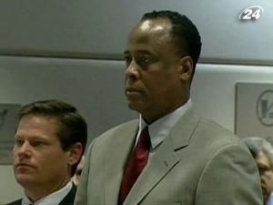 Лікарю, звинуваченому у вбивстві Джексона, залишили ліцензію Лікарю, звинуваченому у вбивстві Джексона, залишили ліцензію