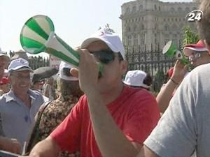 Тисячі румунів протестували проти зменшення зарплат і пенсій Тисячі румунів протестували проти зменшення зарплат і пенсій