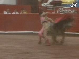 У Мексиці 22-річний матадор Крістіан Ернандес втік з арени, бо злякався бика У Мексиці 22-річний матадор Крістіан Ернандес втік з арени, бо злякався бика