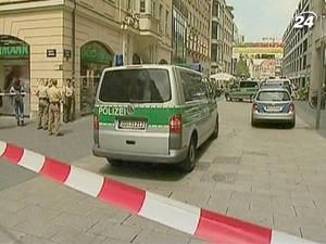 Чоловік, який утримував заручників у торговому центрі, здався поліції Чоловік, який утримував заручників у торговому центрі, здався поліції