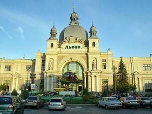 У Львові евакуювали людей із залізничного вокзалу через повідомлення про вибухівку У Львові евакуювали людей із залізничного вокзалу через повідомлення про вибухівку