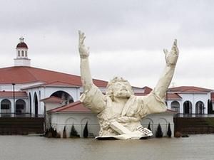 У Огайо блискавка спалила 25-метрова статую Христа У Огайо блискавка спалила 25-метрова статую Христа