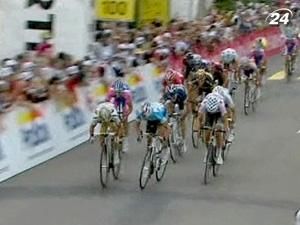 Алессандро Петаккі здобув перемогу, уникнувши завалу на фініші Алессандро Петаккі здобув перемогу, уникнувши завалу на фініші