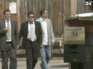 Автомобілі Чарлі Шина скидають зі скелі Автомобілі Чарлі Шина скидають зі скелі