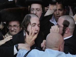 У передмісті Тель-Авіва ультраортодоксальні євреї зіткнулись з поліцією У передмісті Тель-Авіва ультраортодоксальні євреї зіткнулись з поліцією