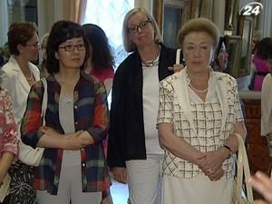 Дружини послів разом вийшли у світ Дружини послів разом вийшли у світ