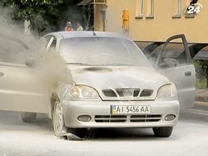 У столиці посеред дороги загорівся автомобіль