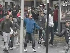 У Чилі футбольні фани влаштували сутички з поліцією У Чилі футбольні фани влаштували сутички з поліцією