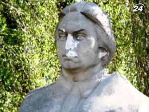 Невідомі понівечили пам’ятник Надії Крупській Невідомі понівечили пам’ятник Надії Крупській