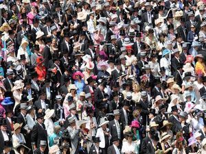 Перегони в Аскоті день 2: Катя Осадча вдягнула на голову яхту Перегони в Аскоті день 2: Катя Осадча вдягнула на голову яхту