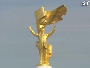 В Ашхабаді демонтують позолочену статую Туркменбаші В Ашхабаді демонтують позолочену статую Туркменбаші