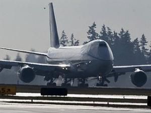 У США 61-річна стюардеса допомогла посадити літак з 225 пасажирами У США 61-річна стюардеса допомогла посадити літак з 225 пасажирами