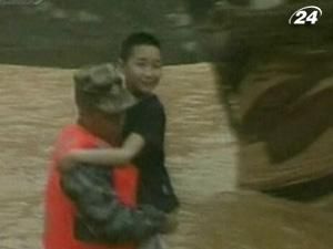 Жертвами потужних повеней у Китаї стали близько сотні осіб Жертвами потужних повеней у Китаї стали близько сотні осіб